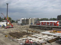 905682 Gezicht op de bouwput voor de bouw van het Stadskantoor bij het Jaarbeursplein te Utrecht.